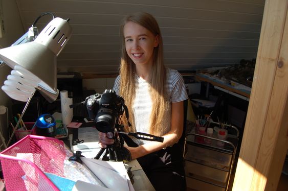 KREATIV TENÅRING: Hun har ikke mye areal å boltre seg på, men det er utrolig hva Mari kan skape på så liten plass! Her er hun i studioet sitt hjemme på loftet på Greverud.
