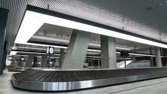 Bagasjeutlevering og ankomst befinner seg i etasjen under avgangshallen.