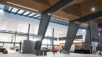 Sikkerhetskontrollen på Flesland har fått langt større plass enn tidligere.