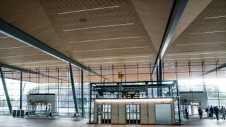 Fremsiden av terminalen er dekket av en stor glassflate.
