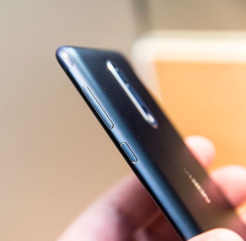 Kun tre fysiske knapper - volumknappene og låsetasten. På forsiden er det berøringsfelt for de vanlige snarveiene. Som på HTC er tilbakefeltet på venstre side av fingerleseren.