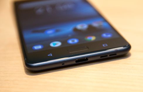 USB-C-kontakt er på plass. Telefonen er forøvrig værtett, med en IP54-sertifisering..