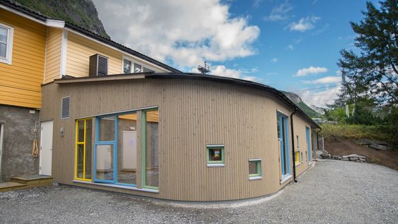 BLIKKFANG: Runde former og fargerike detaljar pregar det nye tilbygget.