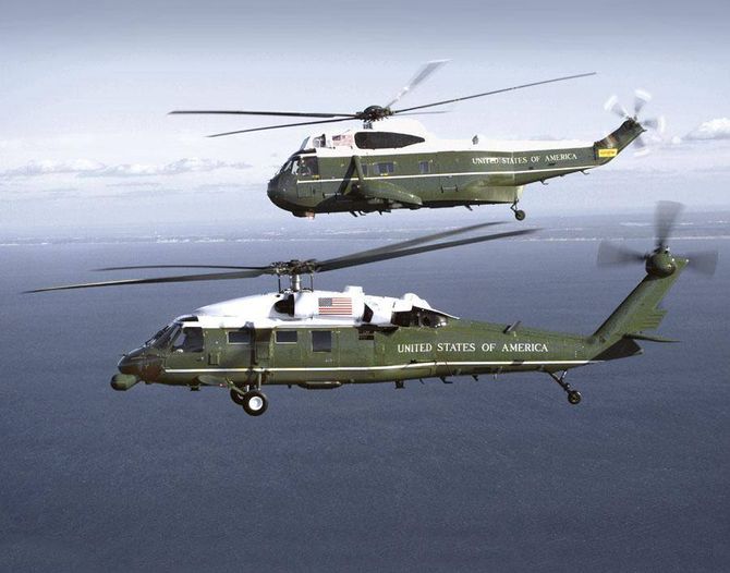 VH-60N White Hawk (nederst) og VH-3D Sea King.