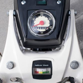 I tillegg til speedometeret hadde Solo Electra 720 et voltmeter. Når nåla sto på gult var det på høy til å søke nødhavn med innlagt strøm.