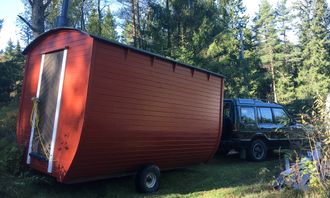 Frellumstad har sikret seg og rehabilitert en Moelven brakke fra 50-tallet. Det er den første produserte mobile brakken som Moelven laget. Nå fungerer den som hans hjemmekontor i Nordmarka.