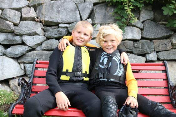 VENSKAP: Det er ikkje berre læring som står i fokus, for gjennom padleskulen har Aleksander og Styrk funne eit nytt venskap i kvarandre.