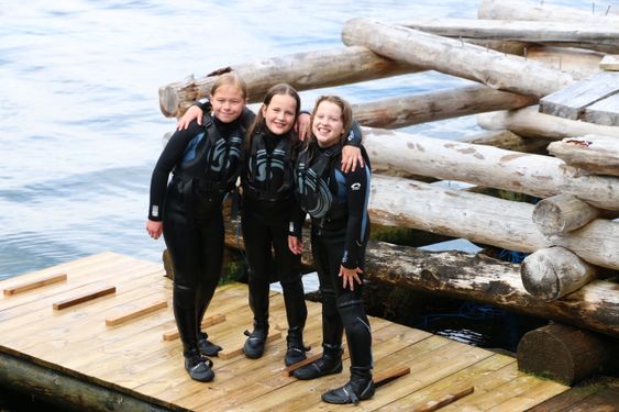 PADLEMILJØ: Ein del av tanken bak ein slik kajakkskule er å skape eit padlemiljø i Årdal. Her er tre glade jenter som er klare for å ut på fjorden.