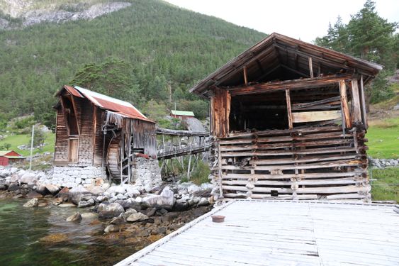 PERLE: Det gamle sagbruket har ei heilt spesiell historie, og etter lang tid i gløymsel er ho no henta fram att og blir restaurert etter beste evne på dugnad.