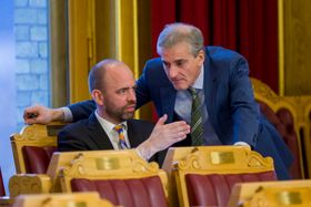 Arild Grande (AP) og Jonas Gahr Støre (AP) under debatten om å utsette slokking av FM-nettet i Stortinget i 2016..