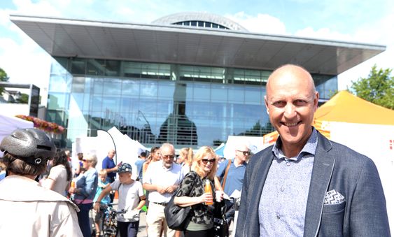 - Sørlendingene er stolte av Arendalsuka, slår Agderpostens sjefredaktør og direktør Øyvind Klausen fast. Her på plassen foran byens storstue, kulturhuset.