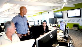 På desken i Arendal som alle andre lokalaviser henger det nå store skjermer på veggen - hvor det viktigste nå er antall solgte abonnement.