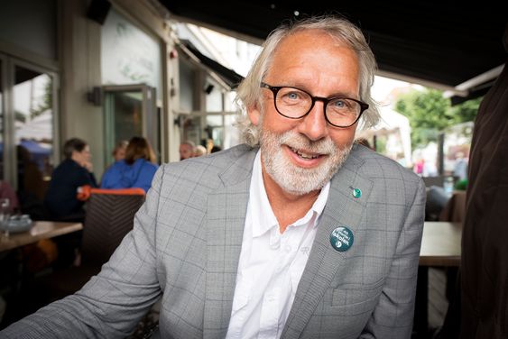 Carl-Erik Grimstad er en mangeårig pressemann. Nå underviser han i journalistikk - og driver valgkamp på si..