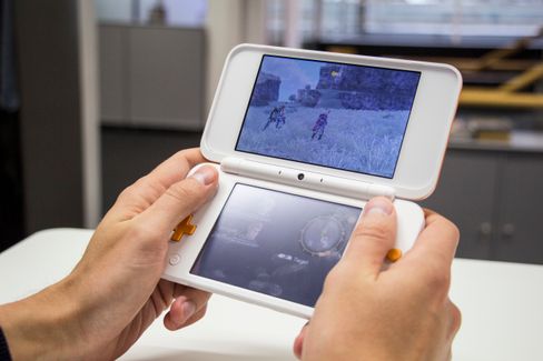 Måten 2DS XL holdes på er ikke optimal, ergonomisk sett, i alle fall ikke for undertegnedes hender.