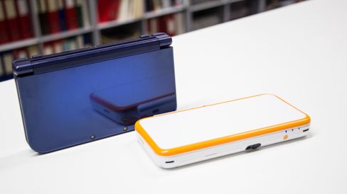 Finishen på 2DS XL skriker langt mer leketøy enn hva den glossy finishen på 3DS XL gjør, selv om de begge er laget i plast.