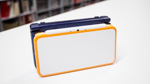 Fysisk er 2DS XL litt mindre enn storebror 3DS XL. Den lille humpen på baksiden er imidlertid ikke veldig kledelig.