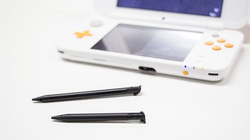 Stylusen på 2DS XL er mye mindre enn på 3DS XL. Det gjør den litt mer knotete å bruke.