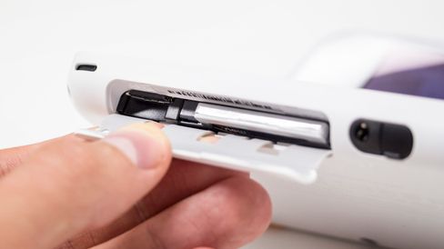 Spillporten og microSD-kortet er plassert under en luke i front av maskinen.