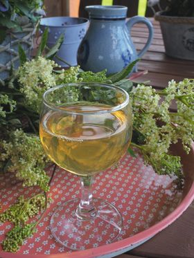 Mjødurtsaft. Mjødurt er ein fleirårig plante i rosefamilien som kan bli 1,5 meter høg, og finst over heile landet. Han blømer frå juni til august. Tørka mjødurtblomar har ein smak av mandel, nokre meiner også vanilje.