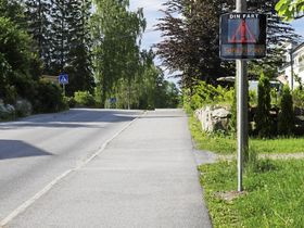 ER TILBAKE: Foran skolestart er trafikkmåleren som kommunen har plassert rundt i kommunen her og der, tilbake i Holbergsvei foran skolestart..