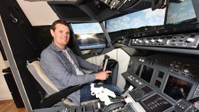 FRA SOFIEMYR TIL HELE VERDEN: Ready for take-off: Geir Teigo inne i sin egenlagde Boeing 737-800 cockpit på Sofiemyr i Oppegård.
