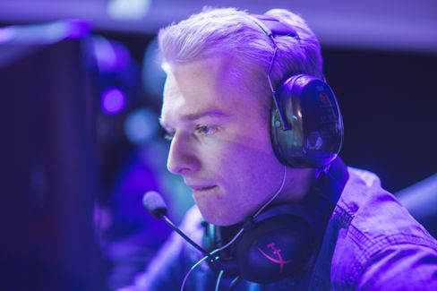 Vinner av vårsesongen i Telenorligaen, Christian «kSwitch» Lorange og hans Momentum kommer til å kjempe i bunnen.