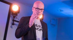 Kringkastingssjef Thor Gjermund Eriksen under NRKs presentasjon av smakebiter fra høstens TV-programmer, før sommeren.