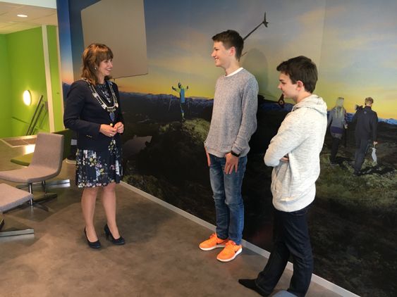FØRSTE SKULEDAG: Fylkesordførar møtte fleire av elevane, som hadde sin første skuledag måndag. Her saman med Eirik Andreas Albretsen og Ørjan Dalaker Løypestrand.