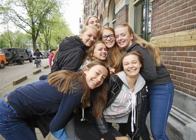 HERLIG GJENG: Jentene er gode venner, og de er mye sammen også uten uniform..