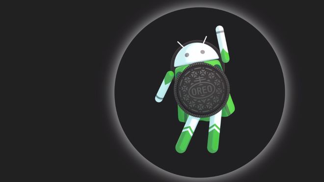 Android 8.0 Oreo-figuren i solformørkelsesmodus.