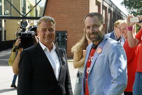 PÅ HVER SIN SIDE: De er enige om at senteret på Taraldrud må bygges snarest mulig, men støyen har de forskjellig mening om, justis- og beredskapsminister Per Willy Amundsen og Paal Sjøvall og hans kamerater i Stopp Støyen..