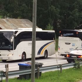 SMÅ MARGINAR: Når store køyretøy møtest i Erisbakken, er det ikkje mykje å gå på - særskild ikkje når ein personbil står på haldeplassen