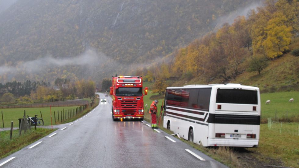 SKAL BLI BREIARE OG TRYGGARE VEG: Riksveg 5 i Lærdal vil bli utvida på Erisletta, der ein buss køyrde utfor i 2017.