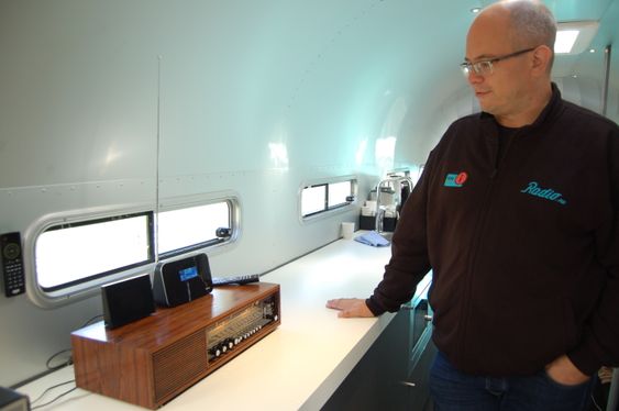 GIR NYTT LIV: Ole Jørgen Torvmark, daglig leder i Digitalradio Norge sier adapter kan gi nytt liv til din retro radio fra bestefar.