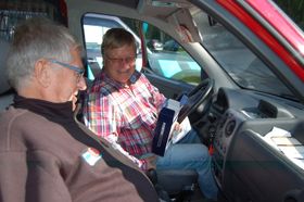 ADABter-hjelp: Rolf Bekkeli fra Langhus får god hjelp fra Arild Hellgren i Digitalradio Norge til å installere et flunke nytt adapter til bilen sin.