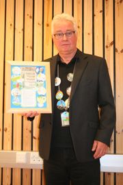 REKTORKJEDE: Jan Kåre Stedje fekk eit eige rektorkjede som fjorårets 4. klasse ved Tangen skule hadde laga.