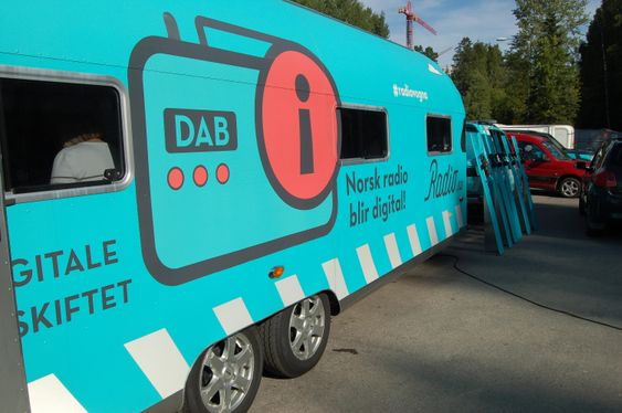 RULLENDE RADIO: Sist torsdag kunne du se denne turkise vogna utenfor Circle K.