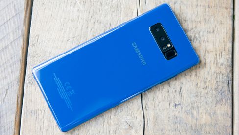 Denne blå versjonen blir ikke blant de første som kommer, men vil dukke opp i enkelte salgskanaler, lover Samsung.