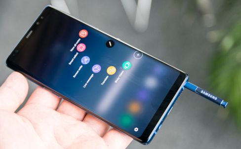 Ett trykk på pennen i bunnen av telefonen, og en liten tupp stikker ut som man kan ta tak i. De S-pen-relaterte funksjonene som er aktuelle for åpen eller låst telefon aktiveres automatisk.