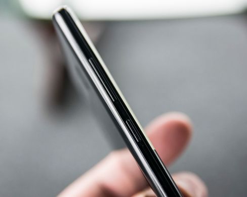 Jepp! Den mildt irriterende Bixby-knappen er med fortsatt, selv om den er aldri så lite relevant for oss nordmenn. Det skal sies at tjenesten nettopp åpnet i langt større grad også for oss nordmenn, men den støtter fortsatt ikke flere språk enn engelsk og koreansk. Så hvis du virkelig vil imponere, og styre unna engelsk, er det på tide å laste ned Duolingo eller et annet språkkurs.