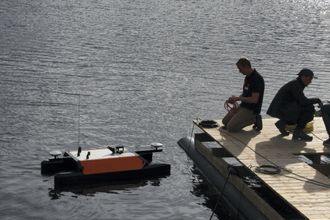 Otteren på vei inn til brygga etter utført kartleggingsoppdrag i sjøen utenfor Maritime Robotics' lokaler på Brattørkaia i Trondheim.