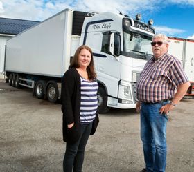 OVERSIKT: Anne-Lene Slettingdalen Kristiansen og Thor Eddy Hansen har gått igjennom alle turene de kjørte for PostNord fra 1.desember 2014. Det ga et avvik på 58.822 kilometer. Her sammen med datteren Anne-Lene Slettingdalen Kristiansen.