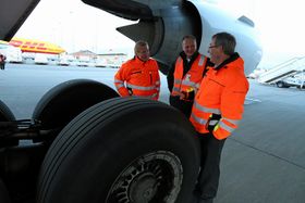 Konsernsjef i Avinor, Dag Falk-Petersen og flyplassdirektør Øyvind Hasaas ved Avinor Oslo lufthavn forteller samferdselsminister Ketil Solvik-Olsen om planene for et sjømatsenter på Oslo lufthavn.