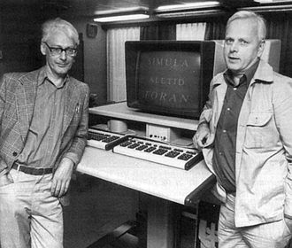 Simula-oppfinnerne Ole-Johan Dahl og Kristen Nygaard foran en foran en spesialutviklet, norsk Mach-S arbeidsstasjon hos Norsk Regnesentral. Foto: NR