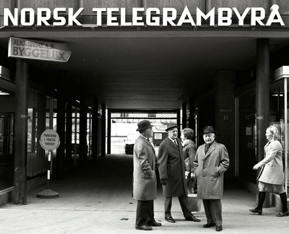 I april 1970 gikk tre størrelser innen norsk presse av omtrent samtidig: fra v: NTBs Rolv Werner Erichsen, Arbeiderbladets Rolf Gerhardsen og Aftenpostens Torolv Kandahl. I Jacobsens bok om NTB heter det at byrået inntil 34 år gamle Hans Erik Matre tok over i 1989 var styrt av en «lukket krets av byråkratiske og sedate menn med sans for herremiddager, sigarer og tversoversløyfer».