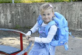 FLOTT FØRSTEKLASSING: Eva Nikoline Hennie (6) hadde første skoledag på Vassbonn skole mandag. Hun var spent på å begynne i første klasse, og dagen sto nok til forventningene..