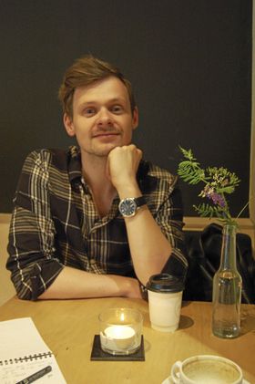ELSKER DETTE LIVET: Espen Bråten Kristoffersen koser seg her kafeen PUST på Majorstuen..