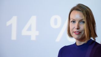 Kommunikasjonssjef Marte Ottemo i Elektronikkbransjen, fotografert foran storskjermen som vitner om en verdiøkning i elektronikksalget på 14 prosent i første halvår.