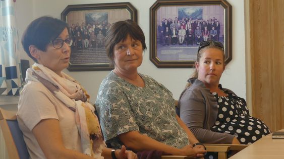- FUNGERER BRA: Jordmødrene Anita Andersen Orrestad (f.v.) og Åse Storegjerde, saman med gravide May Elin Dressel, tykkjer tenestene til gravide og fødande fungerer bra i Sogn.