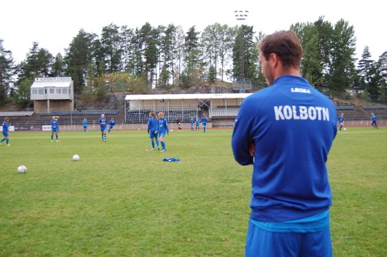 KLARE FOR RØA: Her forbereder de seg til kampen mot Røa som var på lørdag.